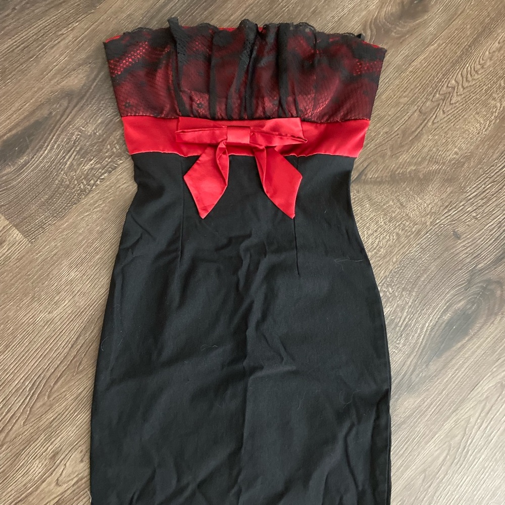 Red and black staples mini dress. Perfect for halloween! Lace front and cute bow